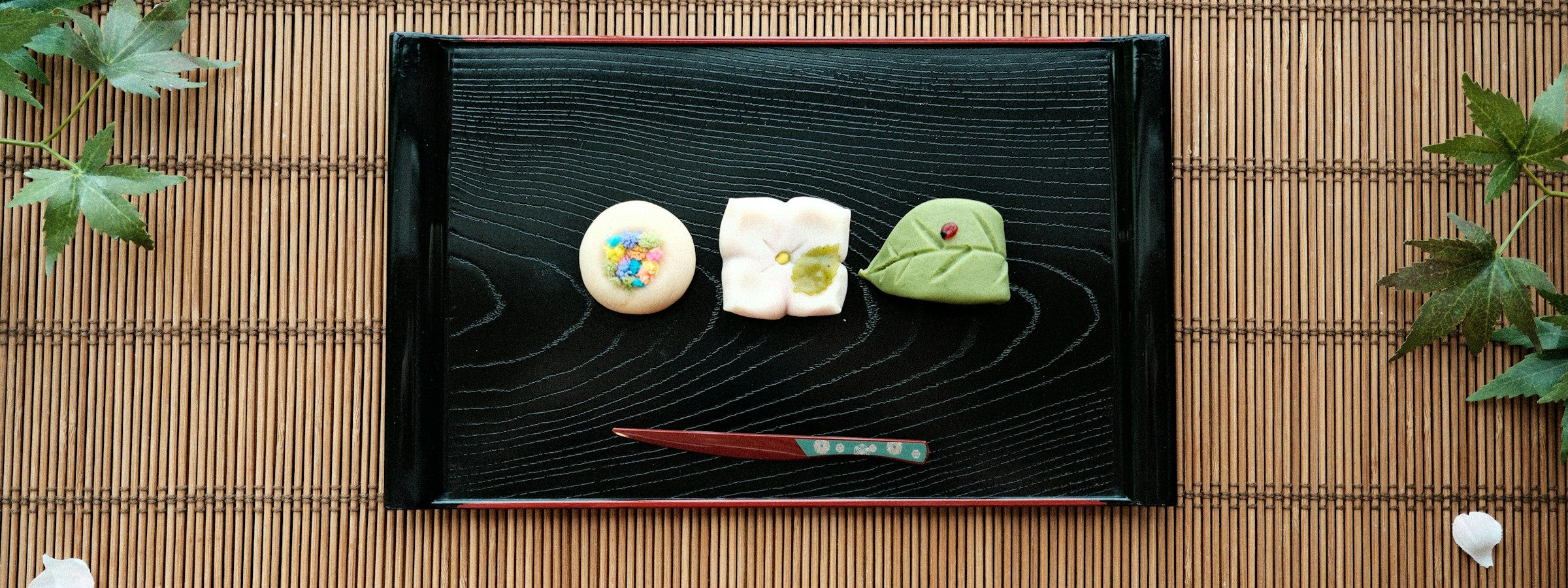 漆の盆にのせた季節の和菓子とすだれ